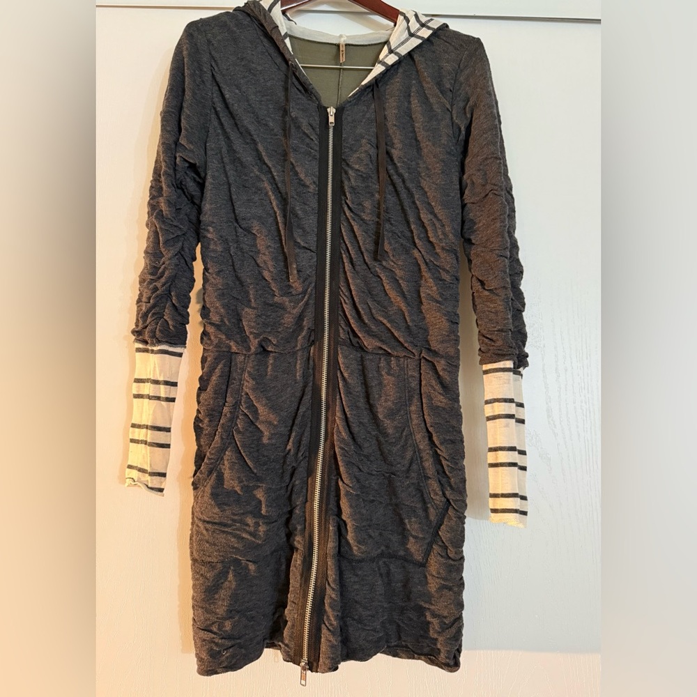 Pete Striped-Lined Hooded Crinkle dress— Charcoal & Ivory
